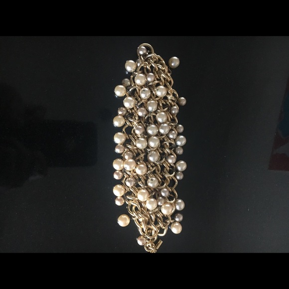 Hanging Faux Pearl Bracelet!! BEAUTIFUL. - Picture 1 of 5